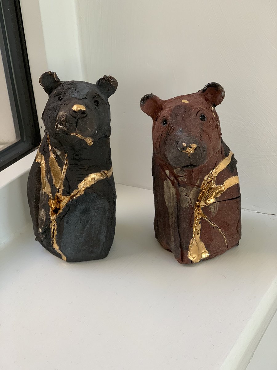 Slightly different #RandomActsofWildness today. Amplifying the work of <a href="/JackDurling/">Jack Durling</a> wildlife artist. His Bleeding for Gold series is an astonishing act of activism and aesthetics. One of his pieces was on display <a href="/biscuit_factory/">@biscuit_factory</a> in Newcastle before lockdown. #WorldEnvironmentDay