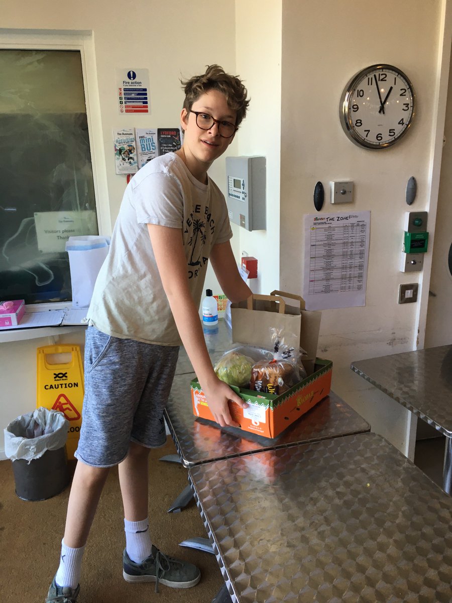 TeamLDN's tweet photo. 🍎 14 year old Magnus has been volunteering with @AvenuesYouth79 for the past 5 weeks, helping to deliver 100 meals a day to members of the local community. Happy #VolunteersWeek to you and your volunteer team! https://t.co/Tz2RCpVeX8