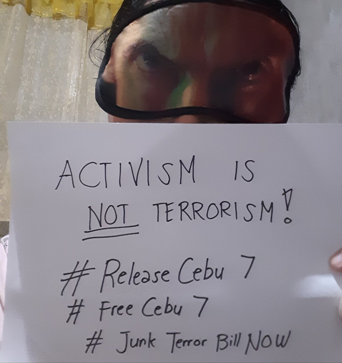 reginarate's tweet image. I didn&apos;t spend both my high school AND college years in UP Cebu just to see police breaking the law upon its grounds. Baga mo&apos;g nawng. You all deserve the Capaldi angry eyes. 

#JunkTerrorBillOnlineProtest #JunkTerrorBillNOW #FreeCebu7 #ReleaseCebu7 #FreePiston6