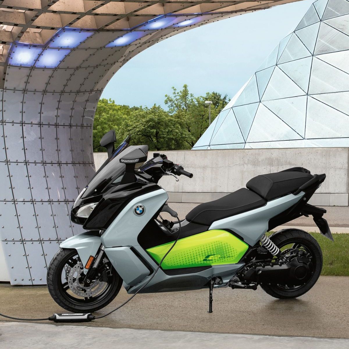 BMWMotorrad's tweet image. There is no greater luxury than sustainability. Happy #WorldEnvironmentDay! 🔋 #MakeLifeARide #CEvolution #PluggedToLife #BMWMotorrad