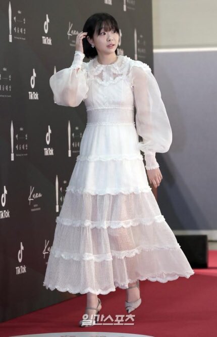 angelkimdami's tweet photo. i'm so proud!!! 😭😭😭 our best new actress who looks like a fairy using this dress, i hope you are happy with your new award!!! rookie monster dami you deserve it!! this is all thanks to your amazing performance as yiseo!!!
#BaeksangArtsAwards2020 #KimDami #JoYiseo #ItaewonClass https://t.co/umowNnpUhP