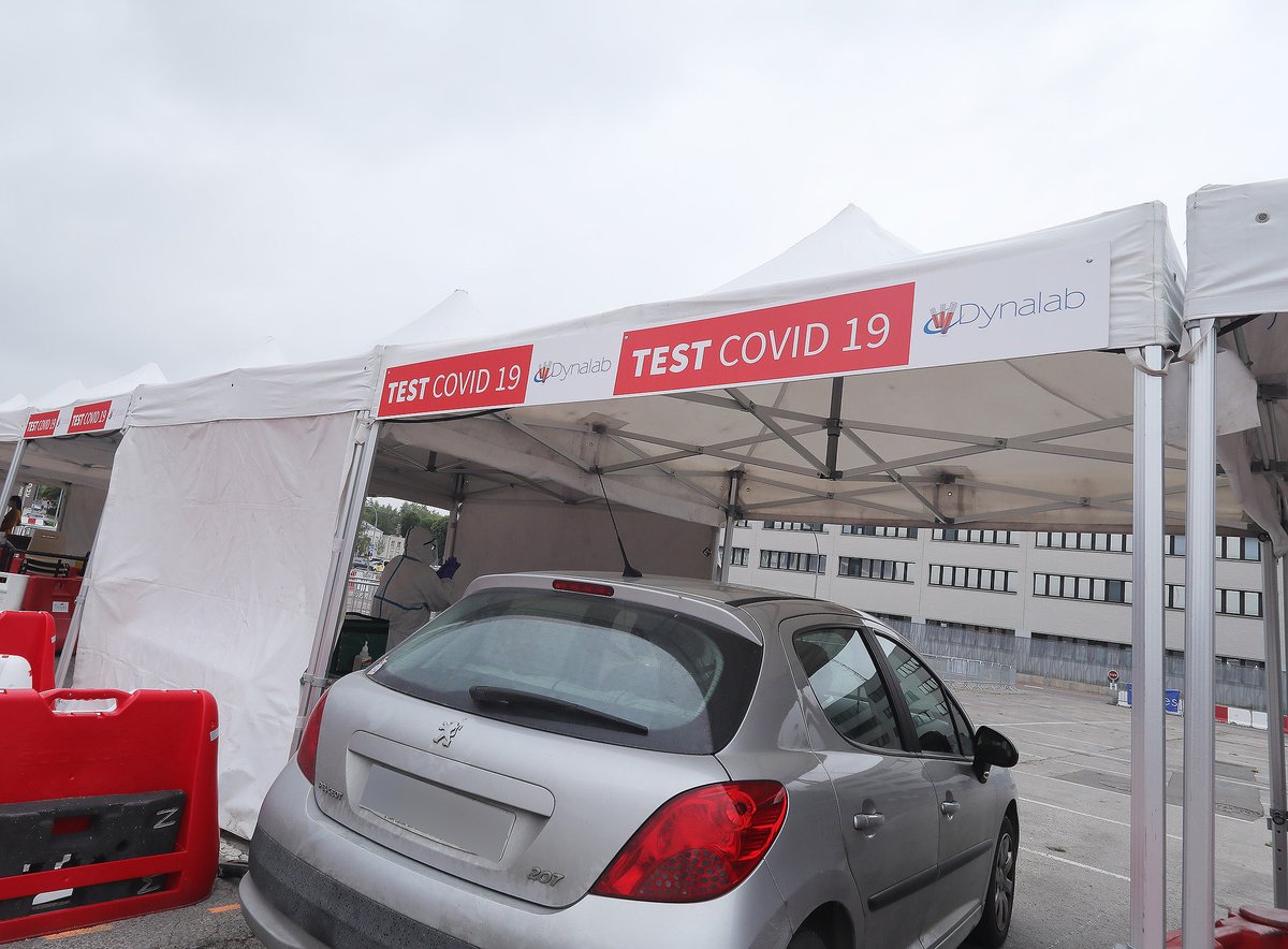 VilledeTroyes's tweet photo. VISITE DU DRIVE TESTS COVID-19 🧪👨⚕️🚘
@fadidahdouh et @S_Fraenkel , adjoints au Maire, sont allés visiter le Drive Tests Covid-19 sur l'esplanade du Cube en présence de Sandrine Piroué, déléguée de l'ARS, et des représentants des 3 laboratoires présents.
#tests #covid19 #troyes https://t.co/fsP5jfuScL
