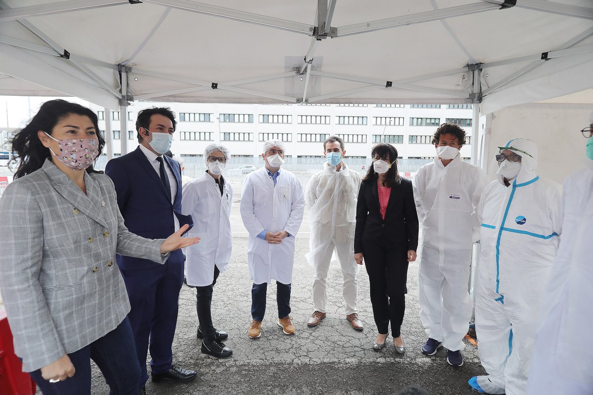 VilledeTroyes's tweet photo. VISITE DU DRIVE TESTS COVID-19 🧪👨⚕️🚘
@fadidahdouh et @S_Fraenkel , adjoints au Maire, sont allés visiter le Drive Tests Covid-19 sur l'esplanade du Cube en présence de Sandrine Piroué, déléguée de l'ARS, et des représentants des 3 laboratoires présents.
#tests #covid19 #troyes https://t.co/fsP5jfuScL