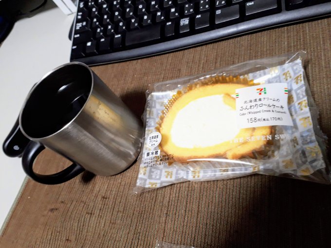 マイナンバーの更新に区役所に行ったら、書類を家に忘れてて泣いちゃったので、ふんわりロールケーキを食べます🥺 