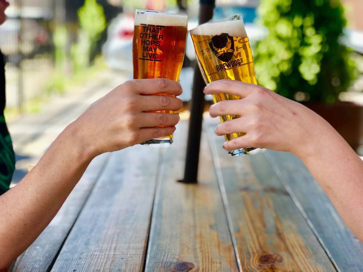 brewdogoprdam's tweet photo. 🍺 KICK OFF -WIJ ZIJN OPEN!🍺
De kop is eraf, want wij zijn open!
Met liters bier en een typisch ‘Schots’ weertje. Wij kunnen niet wachten om samen met jullie te proosten. Tot snel! #bringyourdog
#proost #brewdog #craftbeer #horecarotterdam #punkipa https://t.co/z9FYW36nVu