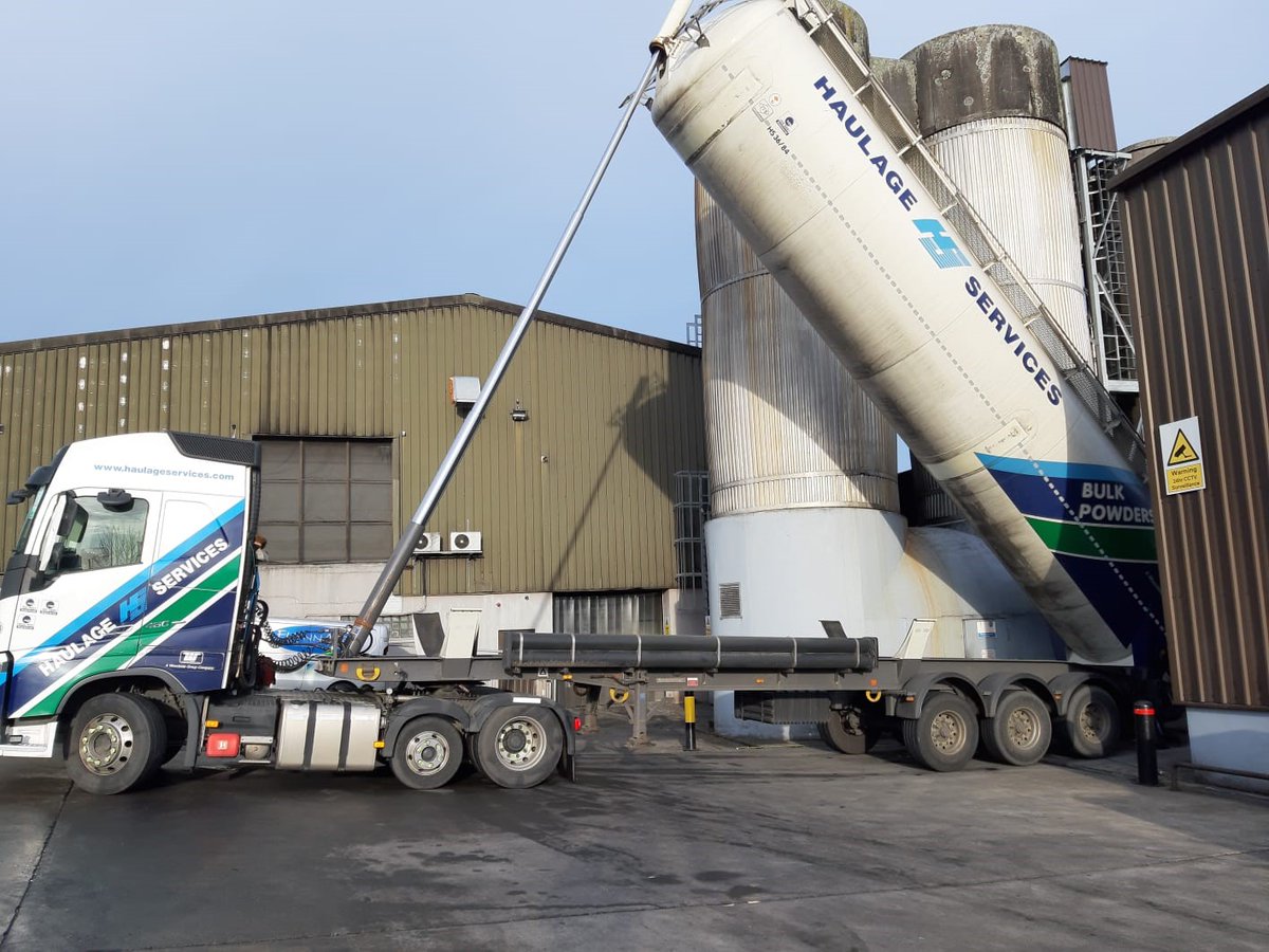 GroupWoodside's tweet photo. All our Woodside Tankers are fitted with the latest hygiene and safety features. Our #BulkPowder operation includes the use of #BulkSiloTanks, #VacuumTanks, discharge of pressurised #ISOContainers as well as #SelfDischargeUnits and #TippingChassis. https://t.co/Mdaikq0KDe https://t.co/Tl2CxCKylV