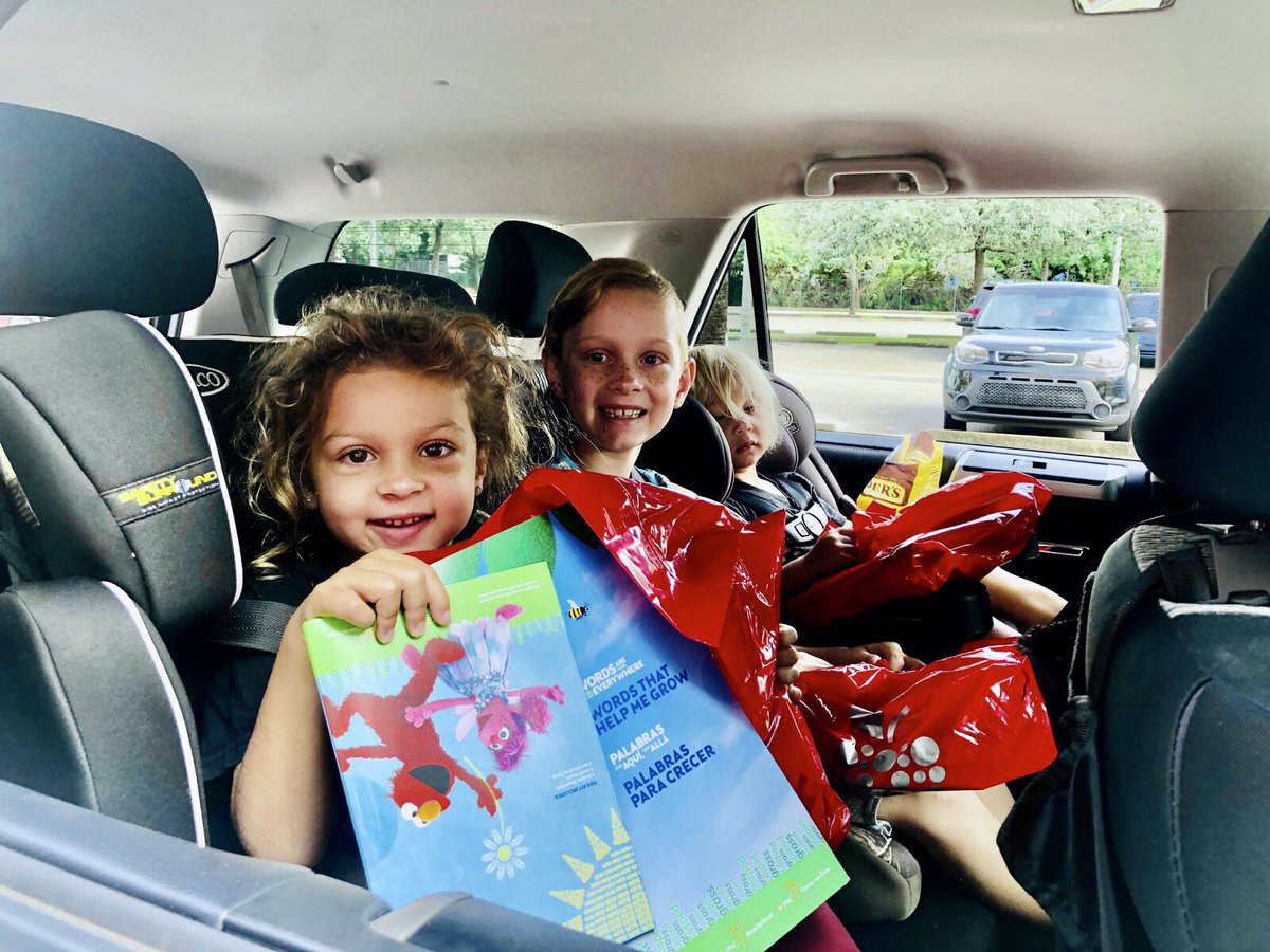 DFennoy's tweet image. Thank you @EducationFdnPBC for continuing to put smiles on the faces of @pbcsd students through your #KitsForKids program! Yesterday alone, 610 children received these wonderful gifts of school supplies, hygiene items, and educational games. Pre-schoolers received books!