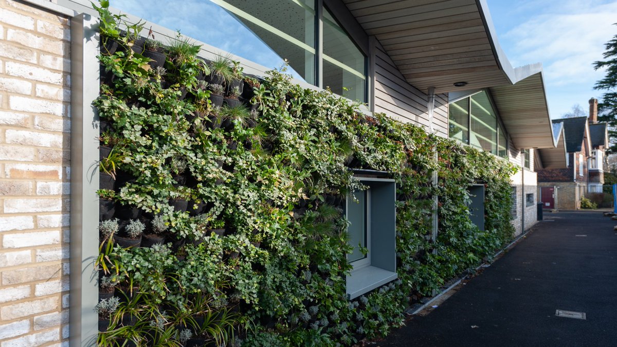 With some children back in school, congrats to <a href="/BaxallC/">Baxall Construction</a> &amp; <a href="/HMYArchitects/">HazleMcCormackYoungLLP</a> on completion of impressive new teaching block. <a href="/Sevenoaksprep/">Sevenoaks Prep</a> keys handed over just in time!
Story: bit.ly/SevenoaksCente…
#ExpertsAtWork