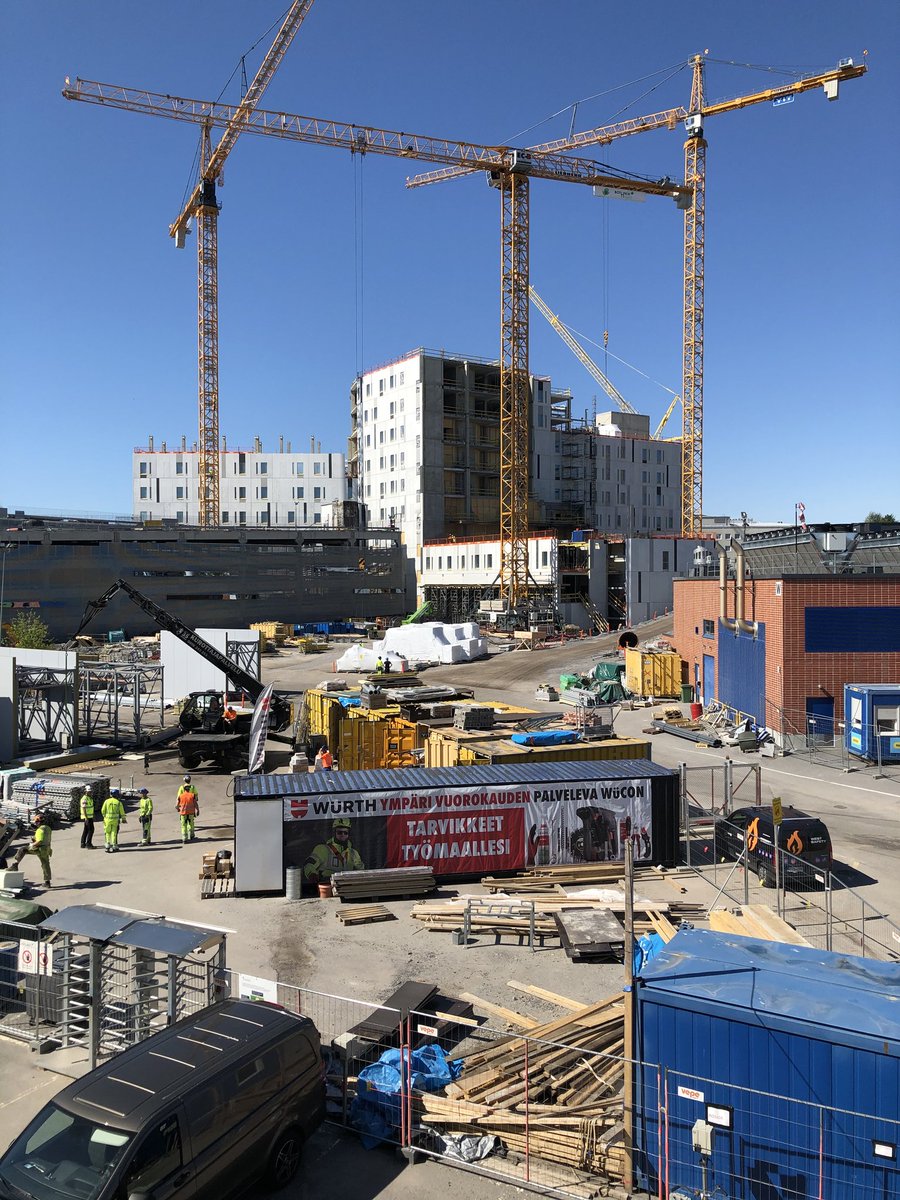 raamiark's tweet photo. Vaasassa osa H-rakennuksesta on lähes harjakorkeudessa ja huikeissa näkymissä asennetaan ylimpien terassien teräsrakenteita. Samalla on päästy tekemään myös sisätöitä
#botniahigh5 #arkkitehtuuri #sairaalarakentaminen #sairaalasuunnittelu #vaasa #vaasankeskussairaala #backoffice https://t.co/XmnV8mb9La