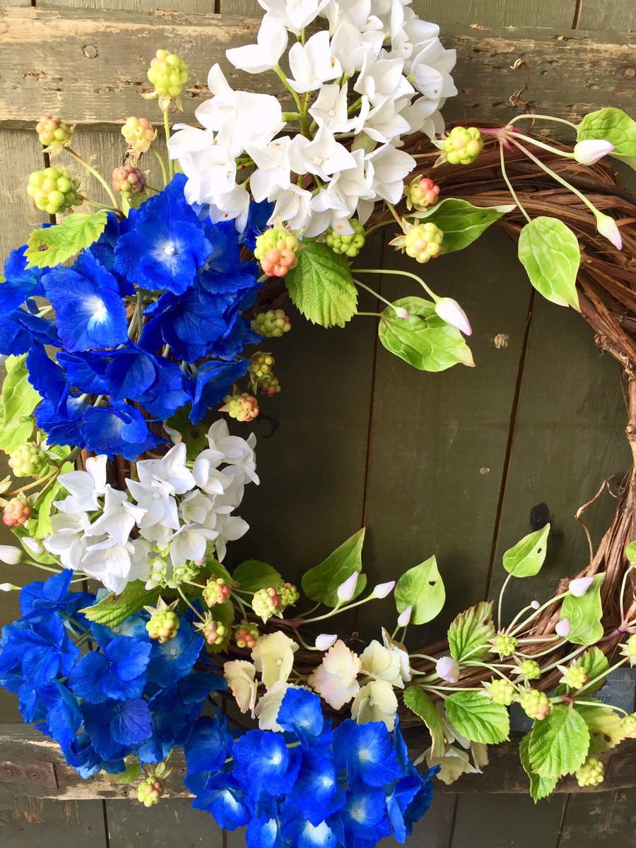 victoriyasr's tweet photo. Моя новая работа из полимерной глины 
#hydrangea #blackberry #clematis #домдекор #домдизайн #интерьердома #интерьер #фон #фотосессия #pantone #bluecolor #seacolor #sea #sky https://t.co/sKtNHJrAhO