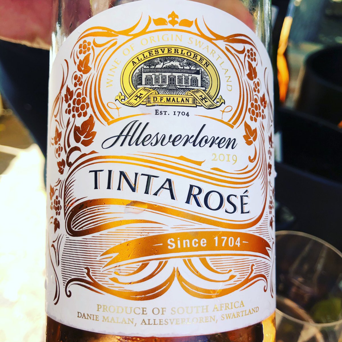 🌞 Friday in #cape town. Perfect for a #rosè <a href="/AllesverlorenSA/">Allesverloren</a>🍷🇿🇦❤️. The farm, which dates back to 1704, began producing wine exactly one century later. In 1872 Allesverloren was acquired by Daniel Francois Malan and has remained in the Malan family for 5 generations. <a href="/Swartland/">Swartland Wine & Olive Route</a>