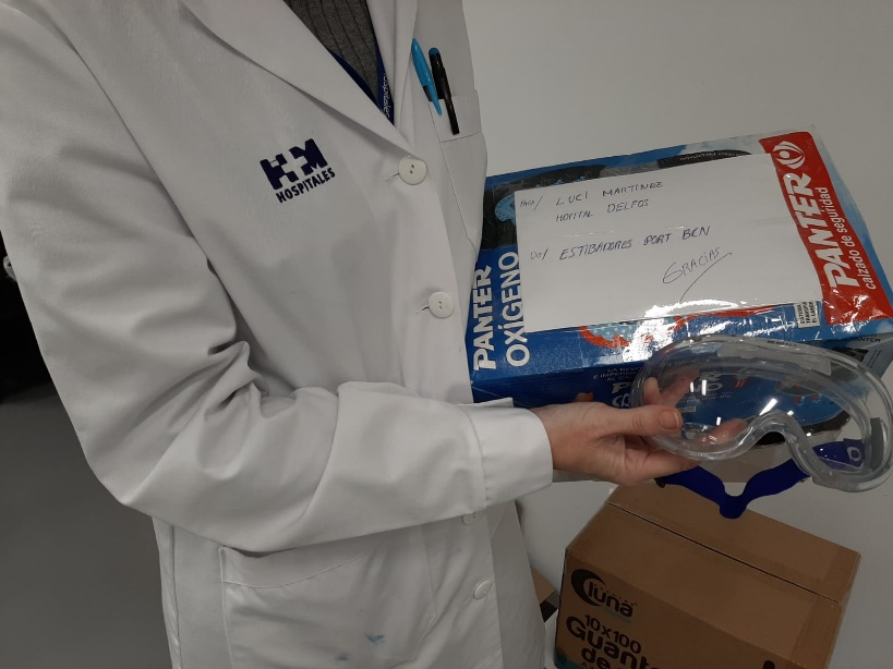 HMHospitalesCA's tweet photo. 💙 #AVUIESELDIADE | Avui, a @HMHOSPITALES és el Dia dels #Estibadors del @portbarcelona perquè ens van fer arribar ulleres de protecció per reforçar la seguretat del nostre personal.
Moltes gràcies per la vostra ajuda!!
#HMDelfos #HMSantJordi #HMNens
@HospitaldeNens https://t.co/4f8ShuHJpD