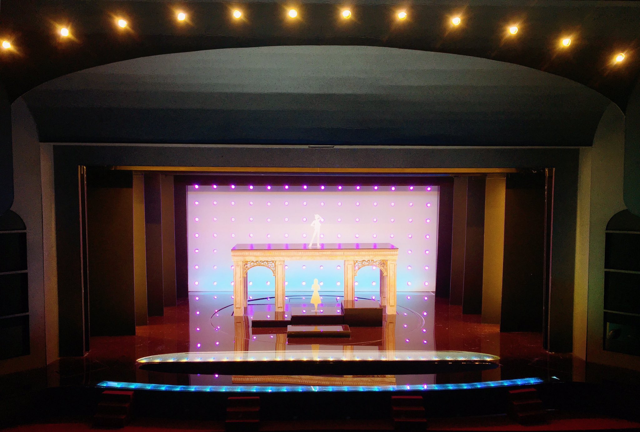 ミニチュア演劇部 Petittheater Ar Twitter Le Petit Theater ミニチュア紹介 1 第1回目はまずこちらの ミニチュア劇場です いろんなミュージカルができるよう 広々としたステージに 廻り舞台と大小いくつもの迫りを備えた 大劇場感あるミニシアターです