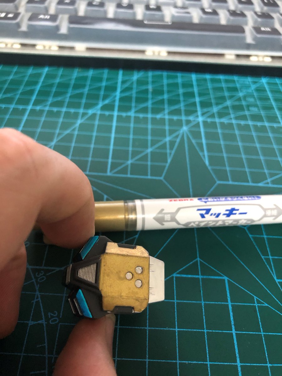 金色のマッキーが優秀すぎるとプラモデル界隈で話題に 数分でこの輝き 塗料で出ないレベルの金色 Togetter 金色のマッキーが優秀すぎるとプラモデル界隈で話題に 数分でこの輝き 塗料で出ないレベルの金色 Togetter