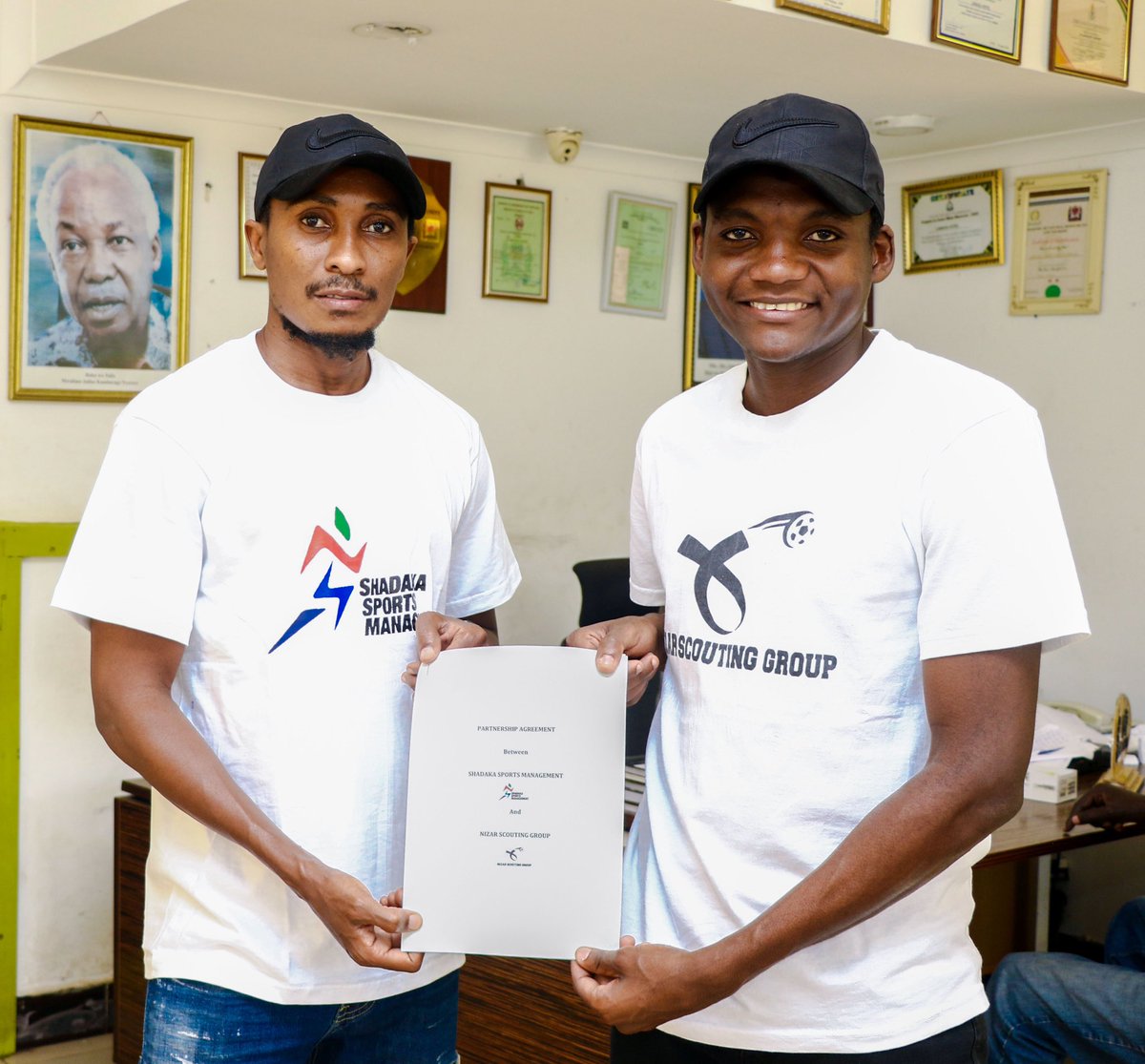 Leo tumeingia mkataba na kampuni ya Kusaka vipaji ya Nizar Scouting Group baadhi ya wachezaji watakaotafutwa na kampuni hiyo moja kwa moja watasimamiwa na kampuni ya Shadaka Sports. Hii ni katika kuhakikisha tunawafikia vijana wengi kadri tuwezavyo @nizarkhalfan16 <a href="/ibrinho26/">ibra</a>