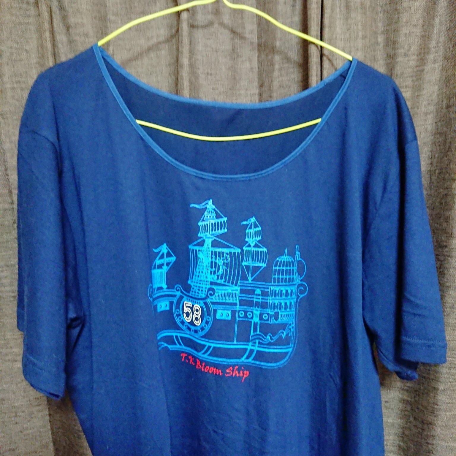 にゃんちゃん 急遽tシャツリメイクしました W リメイクって言っても 襟ぐりを広くしただけなんだけど W 丸首tシャツまじで似合わないのです そこそこキレイに仕上がったので これならお出掛けでも着られそう プリントはちゃんと切れない