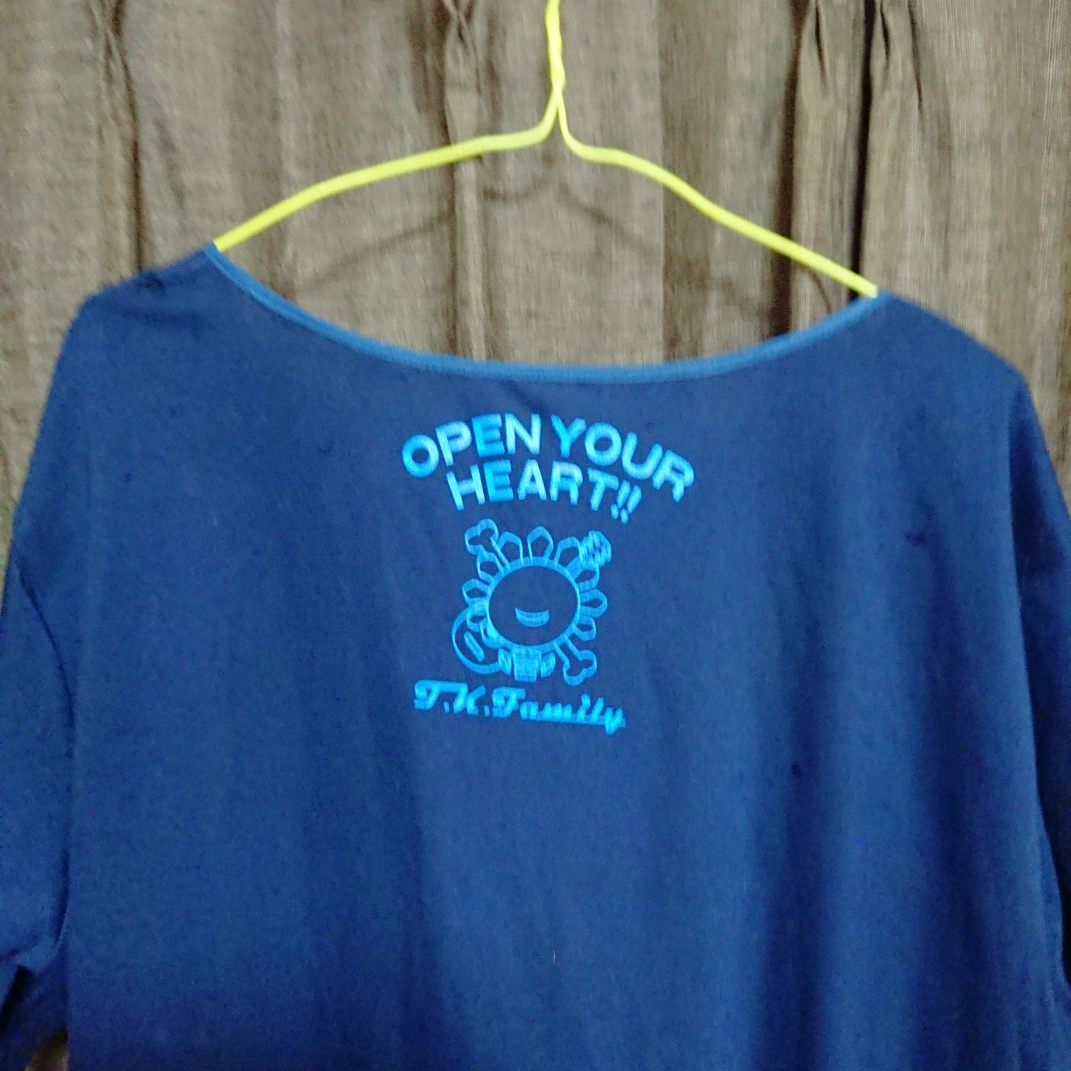 にゃんちゃん 急遽tシャツリメイクしました W リメイクって言っても 襟ぐりを広くしただけなんだけど W 丸首tシャツまじで似合わないのです そこそこキレイに仕上がったので これならお出掛けでも着られそう プリントはちゃんと切れない