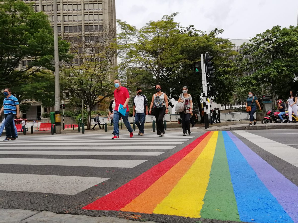 movilidad_med's tweet photo. Con un trabajo entre la @AlcaldiadeMed, @NewQueersOTB, #NoMatarás y líderes LGBTIQ de la ciudad hoy queremos extender la invitación a la construcción de una #MedellínFuturo desde el respeto por la vida, sin discriminación por la orientación sexual y/o identidad de género. 🌈 https://t.co/CDETsrKdZr