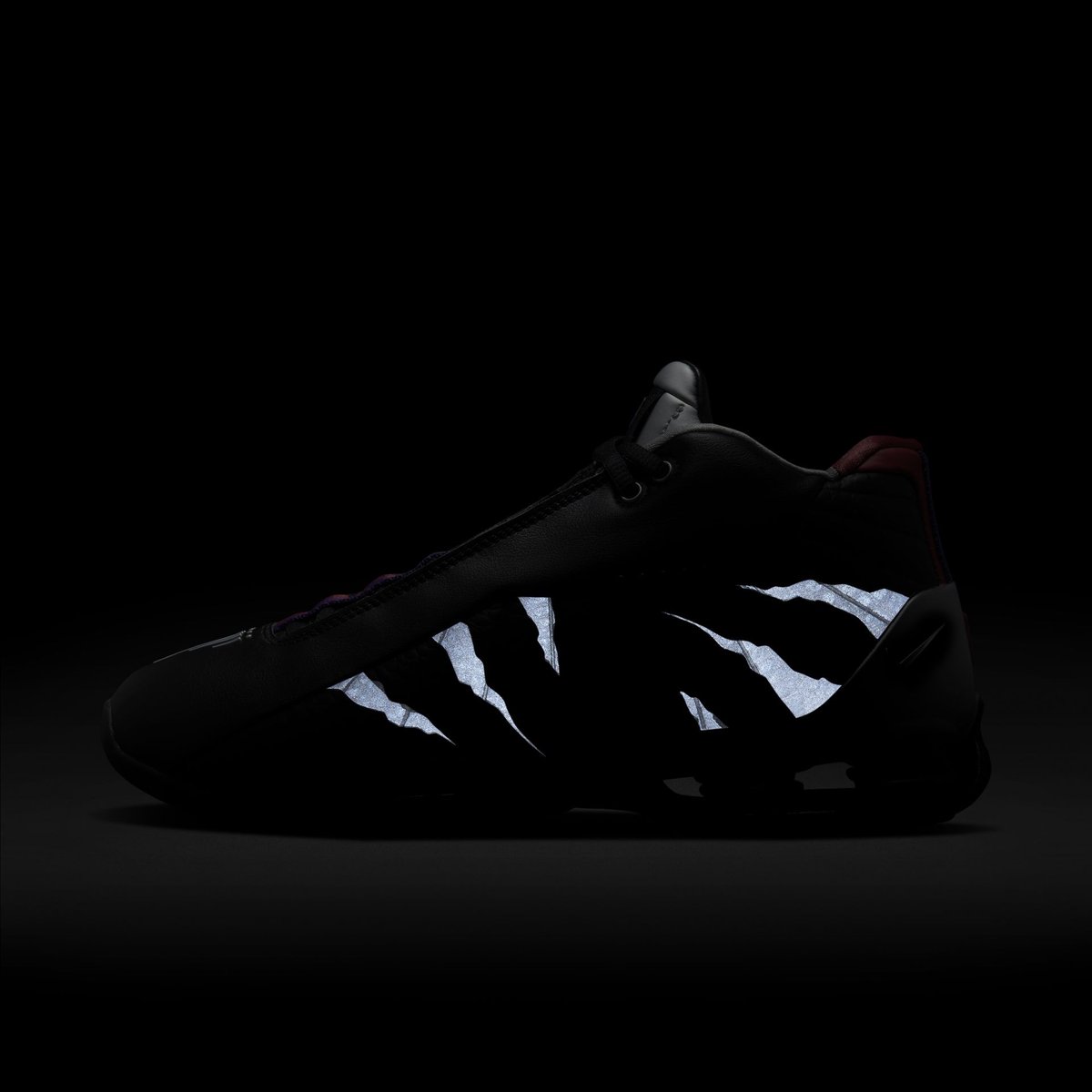 J23app's tweet photo. Nike Shox BB4 “Raptors” official images https://t.co/C3kPeue69B