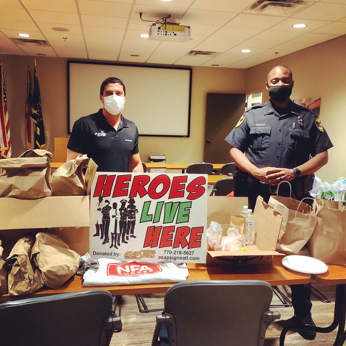 Altair_Sign's tweet photo. Today our owner and local Dunwoody resident @ToddBStarr dropped off @nfaburger lunches for @DunwoodyPolice! Thank you for keeping our community safe each and everyday! #asapsigns #altairsign #community #dunwoody https://t.co/I4Du0VB1Mc