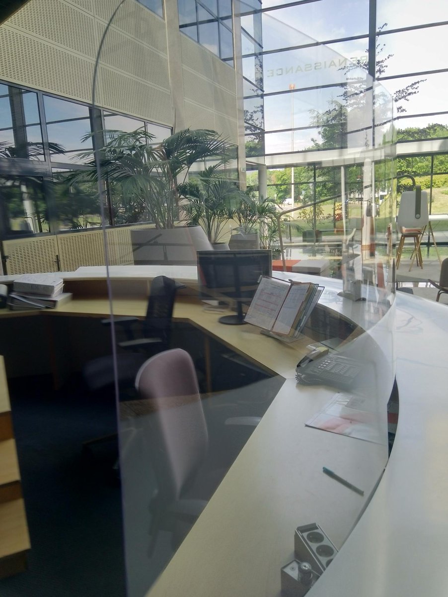 🚧 Les équipes de JCB Signalisation ont réalisé et installé une plaque plexi transparente de protection pour la banque d’accueil chez Bouygues Energies &amp; Services - Immeuble Renaissance.
#safe #services #protection #COVID19