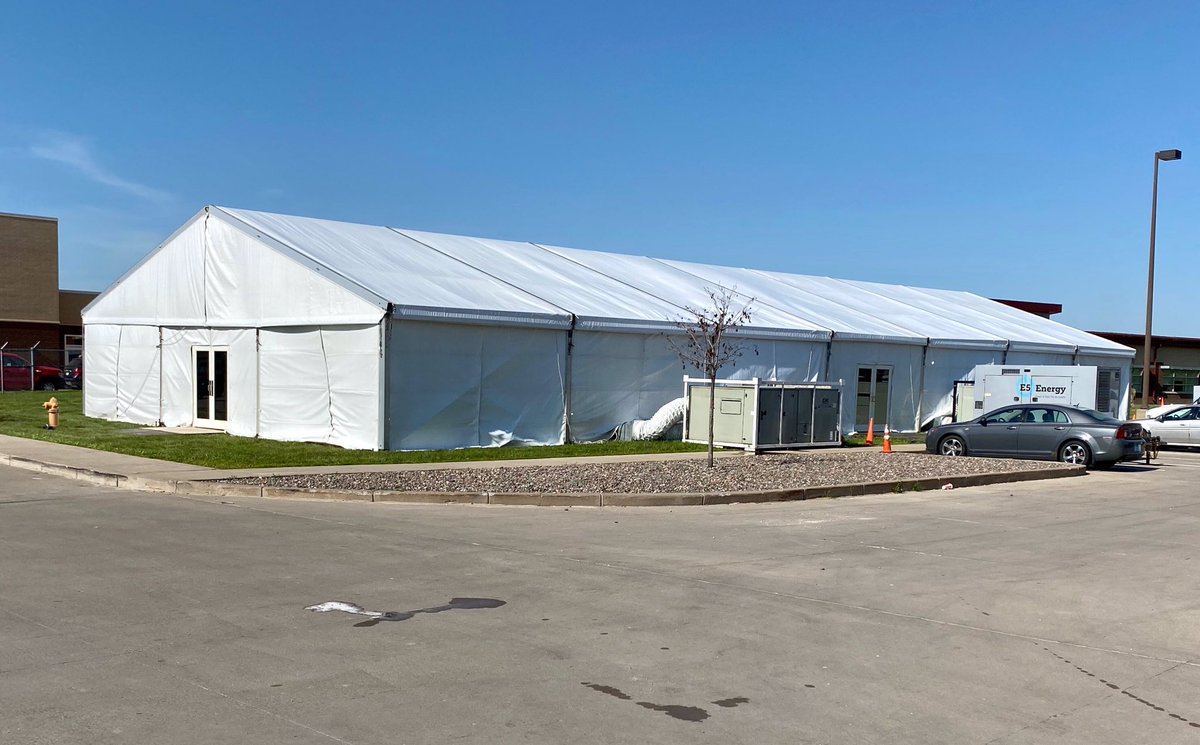 Après received an urgent call for a temporary structure. In less than 36 hours after receiving the call, we were able to complete the install of nearly 6,000 sq/ft of temperature-controlled space complete with flooring, lighting, and personnel doors. Way to go team!