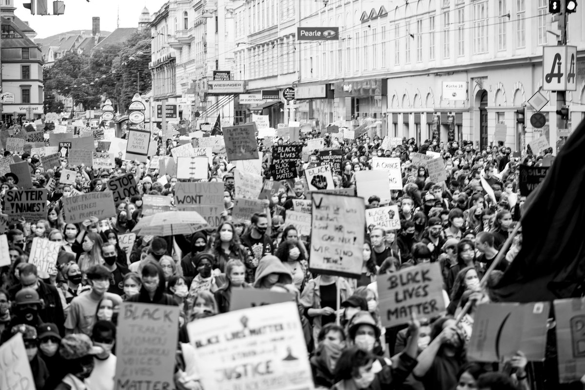 WienTV's tweet photo. Vienna, Austria, right now: Again 10'000 people meet in Solidarity for #GeorgeFloyd to protest against racism, racial profiling &amp; police violence - here &amp; there. Starting at US Embassy, the rally now reached central Sigmund-Freud-Park #BLMvie #BlackLivesMatter #GeorgeFloydProtest https://t.co/8N5iIxgzy5
