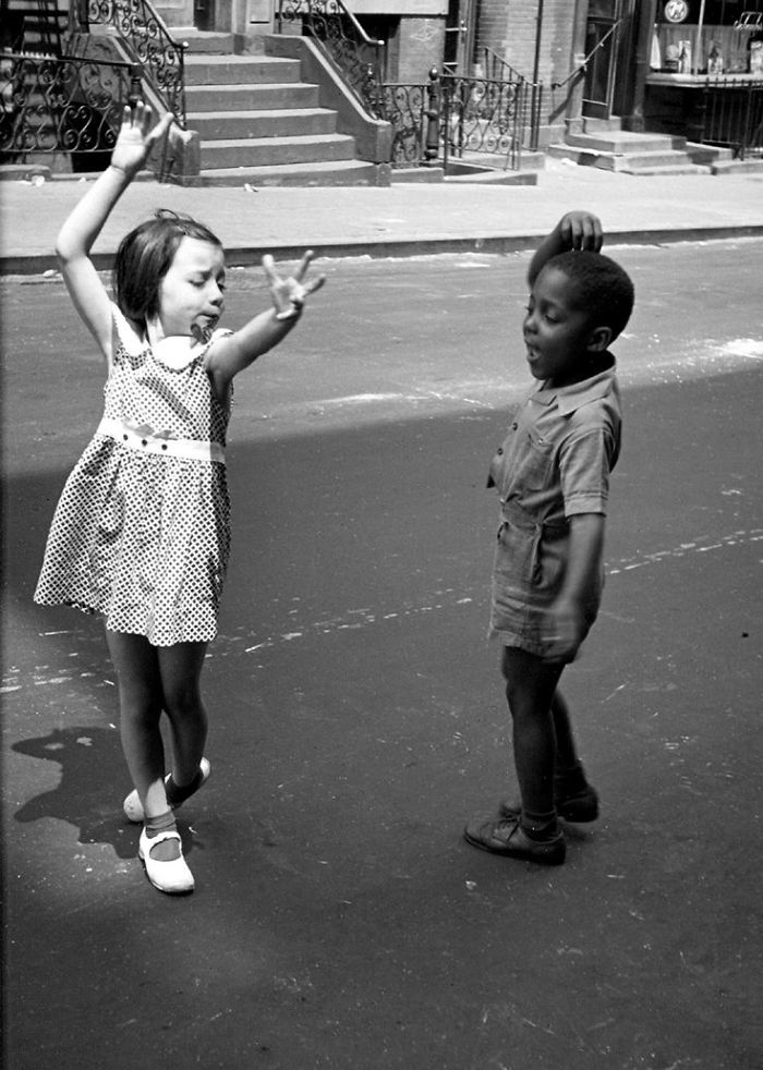 No one is born racist .Kids dancing on the streets of New York, 1940.Photo by Helen Levitt