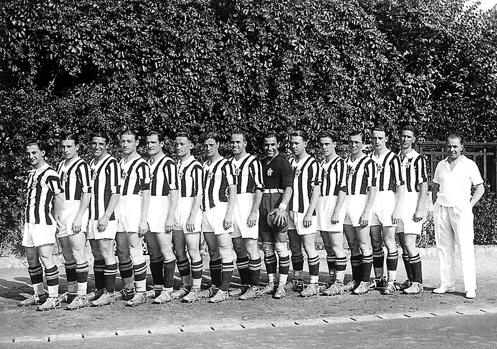 TifosiBN's tweet photo. #5giugno1932 - A #Milano la #Juventus batte l'#Inter per 2-4 vincendo il suo quarto #scudetto sotto la guida di #EdoardoAgnelli e #Carcano: #Combi, #Rosetta, #Caligaris, #Monti, #Bertolini, #Ferrari, #Varglien, #Cesarini, #Orsi, #Munerati. ๐ฆ๐ฎ๐น๐ https://t.co/OTG5Rlfv2F
@TifosiBN https://t.co/9Eo2P7tUiK
