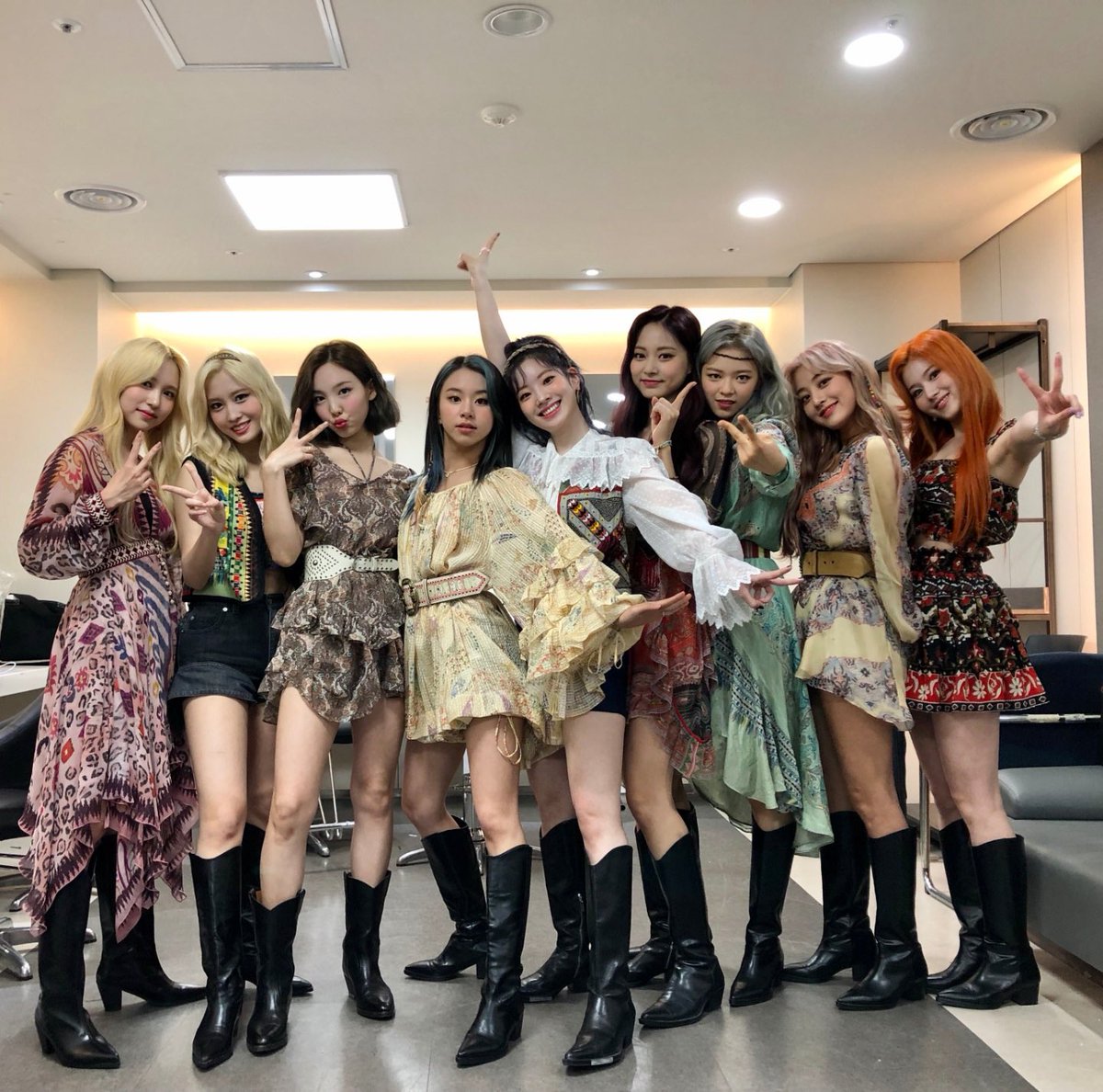 JYPETWICE's tweet photo. 본업 천재 트와이스의 MORE &amp; MORE 두번째 무대💖 오늘도 원스들의 심장을 뒤집어놓으셨다😳✨

#TWICE #트와이스 #ONCE #원스 #MOREandMORE https://t.co/2Bo1PajMTA