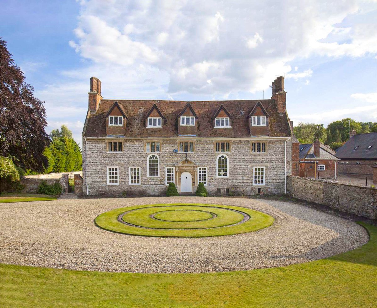 StacksProperty's tweet image. Ogbourne Maisey Manor is thought to date from the #Jacobean period with a date stone over the front door showing 1636. This substantial home offers excellent character accommodation and 8.8 acres of land. 1.5 miles from the market town of #Marlborough tiny.cc/8ovcqz