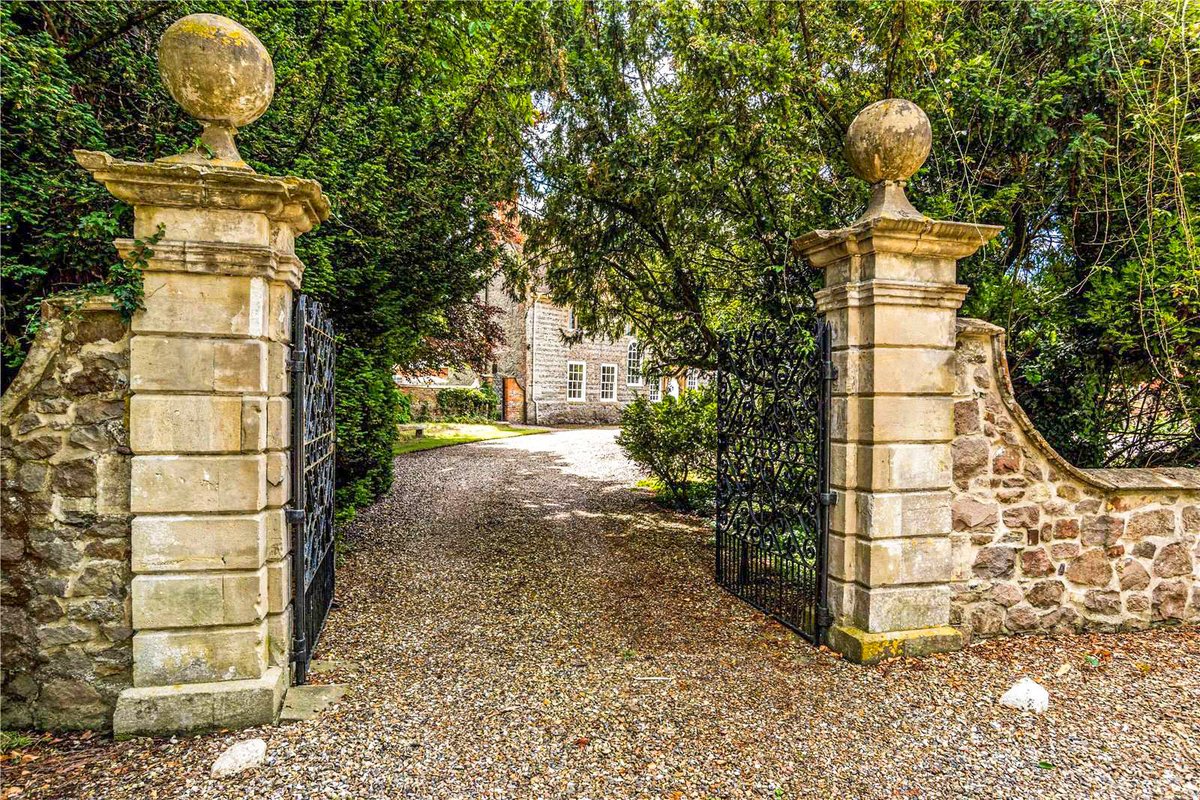 StacksProperty's tweet image. Ogbourne Maisey Manor is thought to date from the #Jacobean period with a date stone over the front door showing 1636. This substantial home offers excellent character accommodation and 8.8 acres of land. 1.5 miles from the market town of #Marlborough tiny.cc/8ovcqz