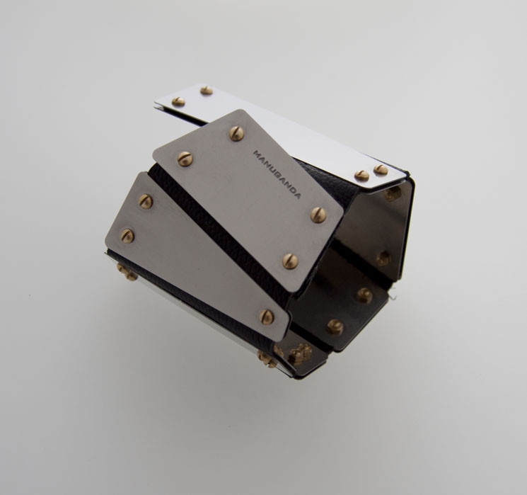 manuganda__'s tweet photo. NASTRO
bangle /  bracciale
stainless steel, brass, leather / acciaio inox, ottone, pelle
MANUGANDA permanente collection

#ognipersonaèunbrand
#everyhumanisabrand
#artigianalitàindustriale
#milano 
#manuganda
#contemporaryjewellery
#slowdesign 
#designjewellery
#innovation https://t.co/VoqrpgKyPl