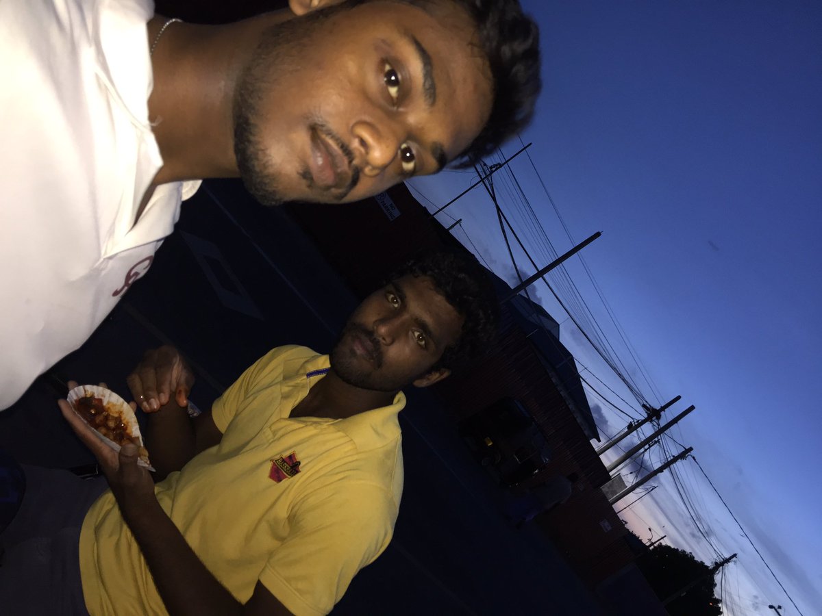 ALinthujan's tweet photo. #Painting. ,  *நண்பனுடன் வீதியோர துரித உணவு*  ,  முதன் முறையாக பட்டம் ஏற்றிய இரவு ..  
@SutharshanMarin 
@JEROMERAKUL2  
@HNilujan 
@jefrialric https://t.co/Z7nSXDAksp
