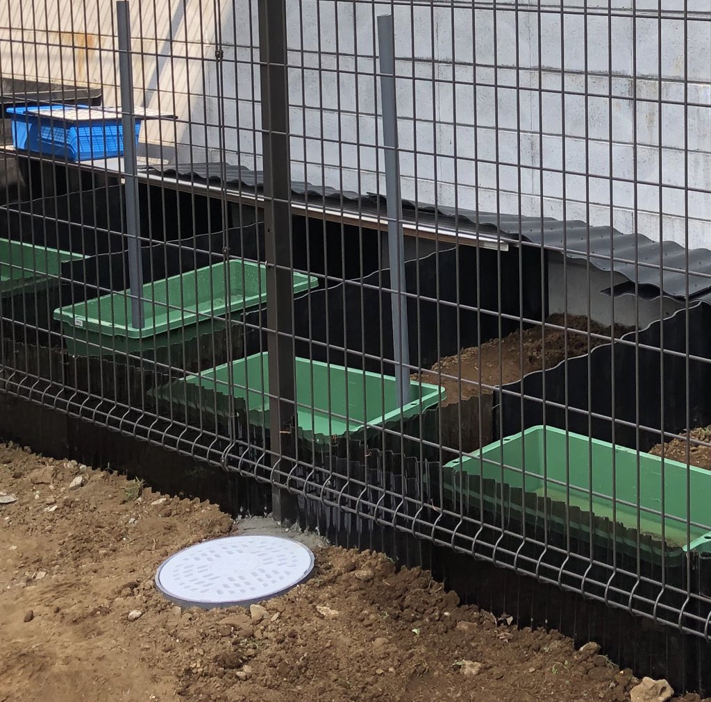 かめぞー T Co Jpe2bzwxaqのｇo さんから 亀庭を作りたいというお客様をご紹介頂きました 色々とお話を聞き この形をお勧めさせて頂きました 亀庭用メッシュフェンス工事 これでカラスもアライグマも怖くない 扉は施錠可能 1 7m 6m