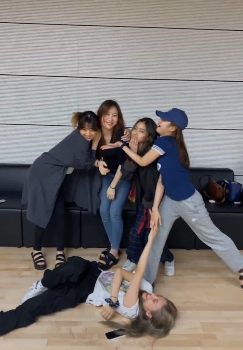 1tzy_'s tweet photo. a mess HAHAHAHAH https://t.co/viVZyx4PlW