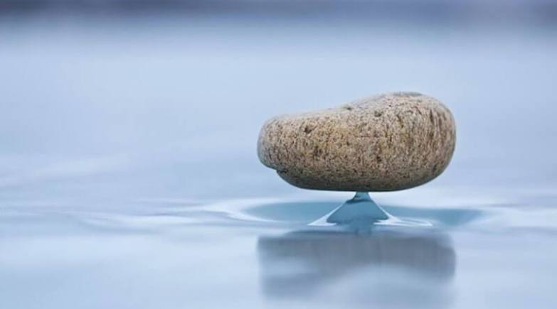 XoseCastro's tweet image. Las piedras del lago Baikal se calientan con la luz del sol y derriten el hielo que hay debajo, pero no de una manera uniforme. Parte del agua se evapora y otra vuelve a congelarse creando así una pequeña peana. Se las llama «Baikal Dzen».