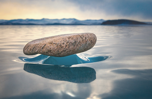 XoseCastro's tweet image. Las piedras del lago Baikal se calientan con la luz del sol y derriten el hielo que hay debajo, pero no de una manera uniforme. Parte del agua se evapora y otra vuelve a congelarse creando así una pequeña peana. Se las llama «Baikal Dzen».