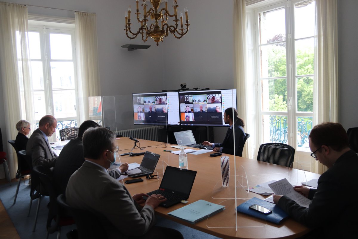 [#Covid19]

Laurent Touvet, préfet du Haut-Rhin, s'entretient comme chaque semaine avec les représentants des #maires du département pour échanger sur la situation sanitaire et les conditions du déconfinement dans le #HautRhin.

@amhr68