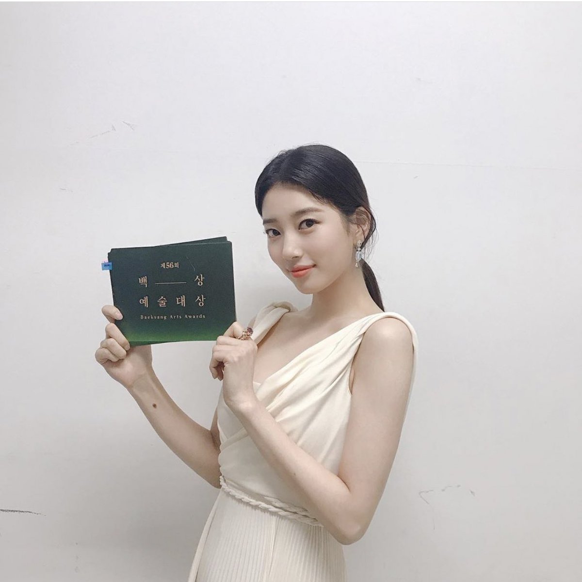 baevsuzy's tweet photo. – #숮님 

Baeksang Arts Awards is one of big awards ceremony in Korean entertainment industry. It's really an honor for me to get a chance to be the MC for 5th consecutive years. Through this chance I learned new things and met lot of talented creatures. 
#SuzyBaeksangLady https://t.co/AHgynaHt1y