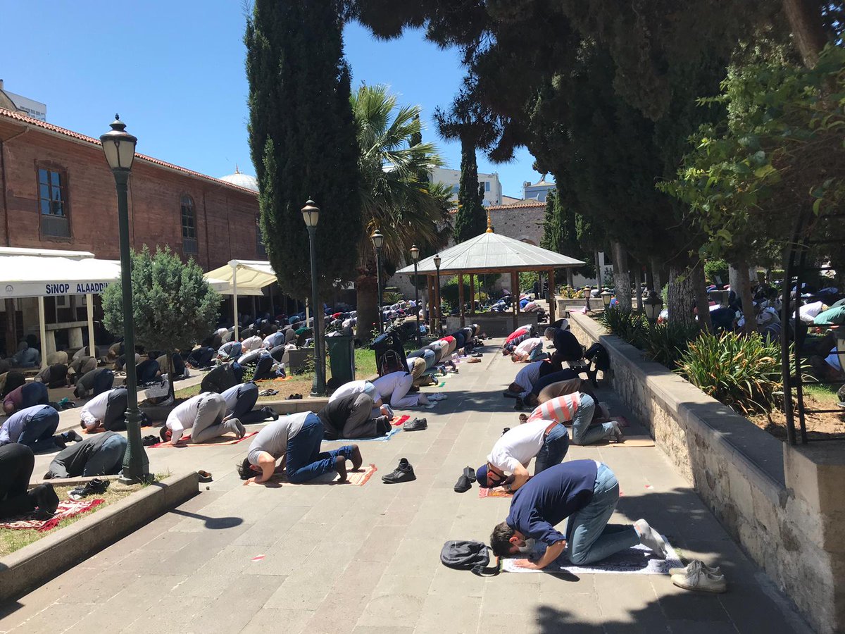 Vatandaşlarımız, İlimizde belirlenen camilerde  tüm tedbirlere uyarak namazlarını eda etmenin mutluluğunu yaşadı.<a href="/koksalsakalar/">Köksal ŞAKALAR</a>