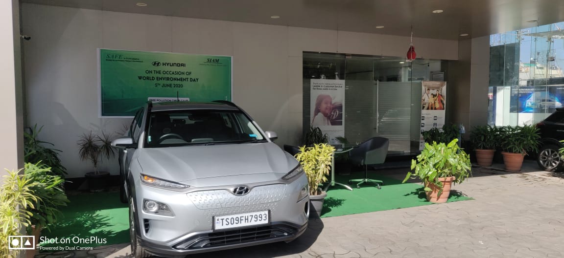 siamindia's tweet photo. Gearing up for going green!🚗

Dealers of @HyundaiIndia at Vantage Hyundai celebrated the #WorldEnvironmentDay by displaying their vision of clean emissions with #Kona electric.

#BTNR #LetsKeepItGreen https://t.co/wJrC8TkIae
