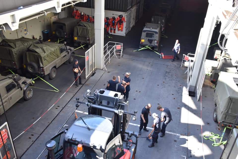 kon_marine's tweet photo. Woensdag heeft de bemanning van https://t.co/JJ5CCX3Kc5. Karel Doorman meer dan 250 ton aan voertuigen en containers van het Korps Mariniers aan boord geladen na afronding van de corona inzet op Sint-Maarten. Binnenkort vertrekt het schip naar Nederland #caribsupport #COVID19 https://t.co/t46O05eya4