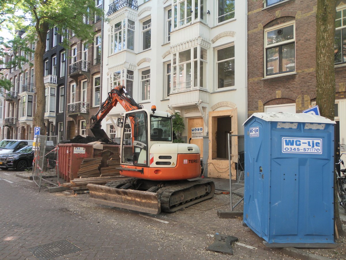 StadsdeelZuid's tweet photo. Ben jij ook aan het ⚒ klussen of verbouwen? Houd dan rekening met de buren. Maak afspraken over de 🕑 werktijden, hang een poster voor je raam of gooi even een kaartje in de bus. ➡️ https://t.co/NiPoOL3S7V https://t.co/czothGKKzh