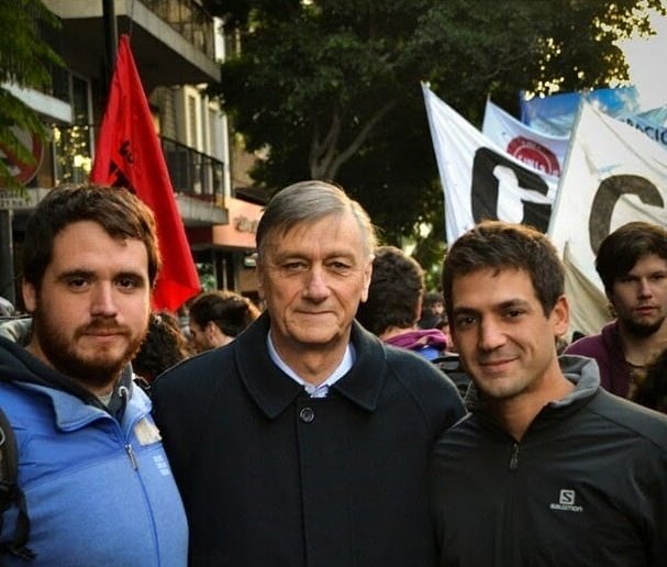 Buenos Aires. Marcha por la educación pública junto a <a href="/MSorazabal/">Marcial Sorazábal</a>. "Nos encontramos en un rato" dijo <a href="/HermesBinner/">Hermes Binner</a>, y nos acompañó caminando como uno más. Su militancia y su legado son ejemplos. ¡Feliz cumpleaños y #GraciasBinner!