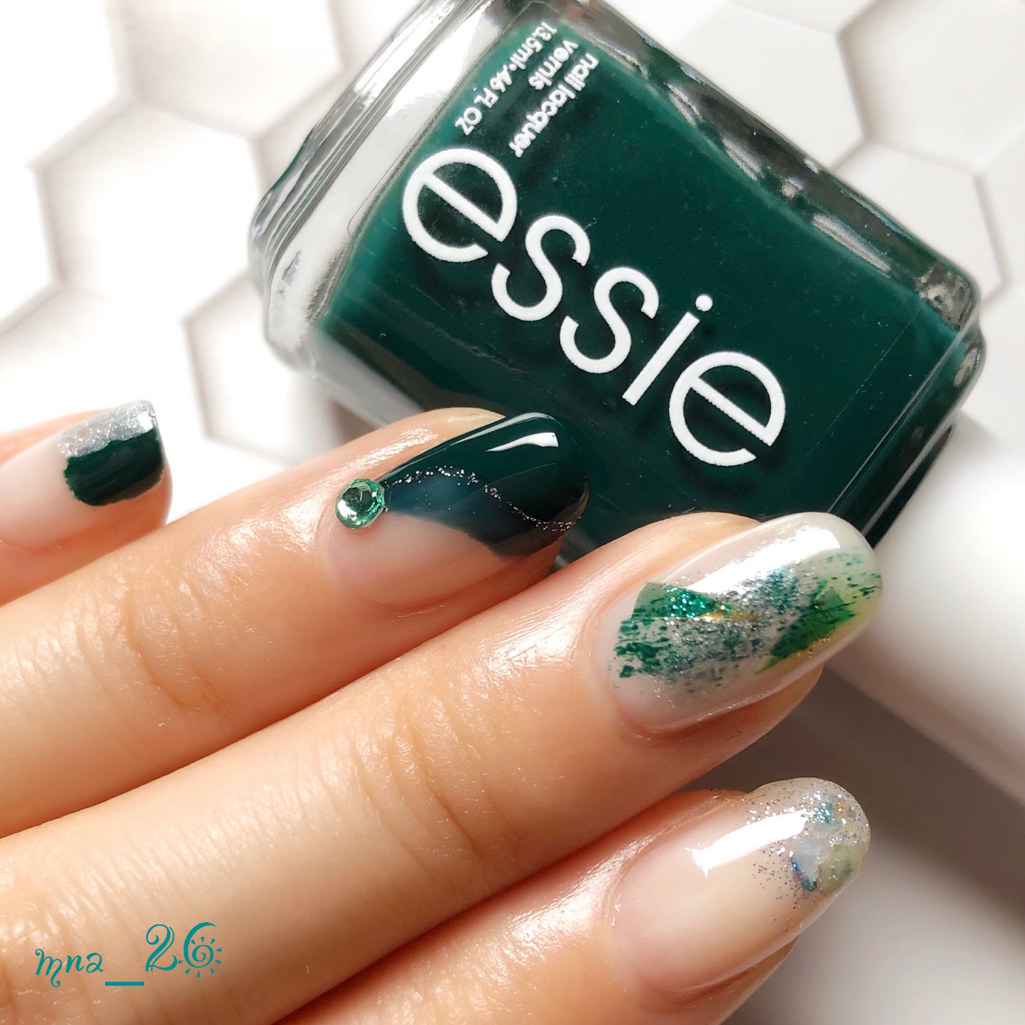 あるる Essie706 Off Tropicを使って セルフネイル 深緑ネイル T Co H6kxc77chq Twitter あるる Essie706 Off Tropicを使って セルフネイル 深緑ネイル T Co H6kxc77chq Twitter