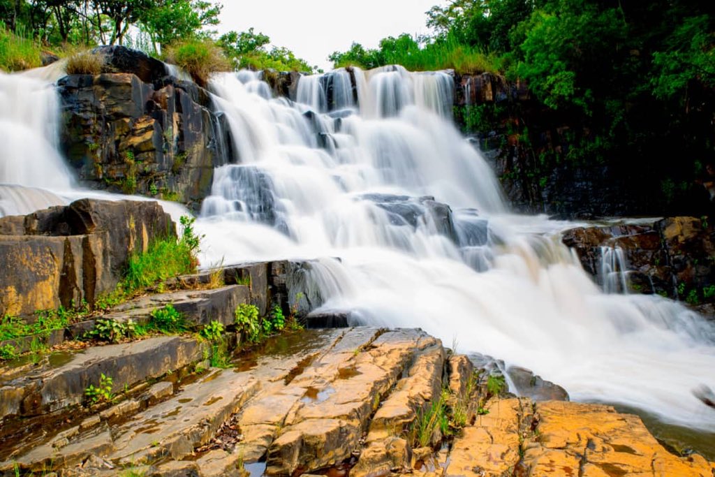 RDunira's tweet photo. Showcasing the beauty of Nyanga. When next you visit,take time to tour the spectacular #Nyangombefalls , take a scenic drive to #MtNyangani, Hike to the summit, enjoy #sunsetviewing at the Worlds view,#boating at Troutbeck resort. So much to see,much more to do. @mutaretourism https://t.co/lIxLBXVkzX