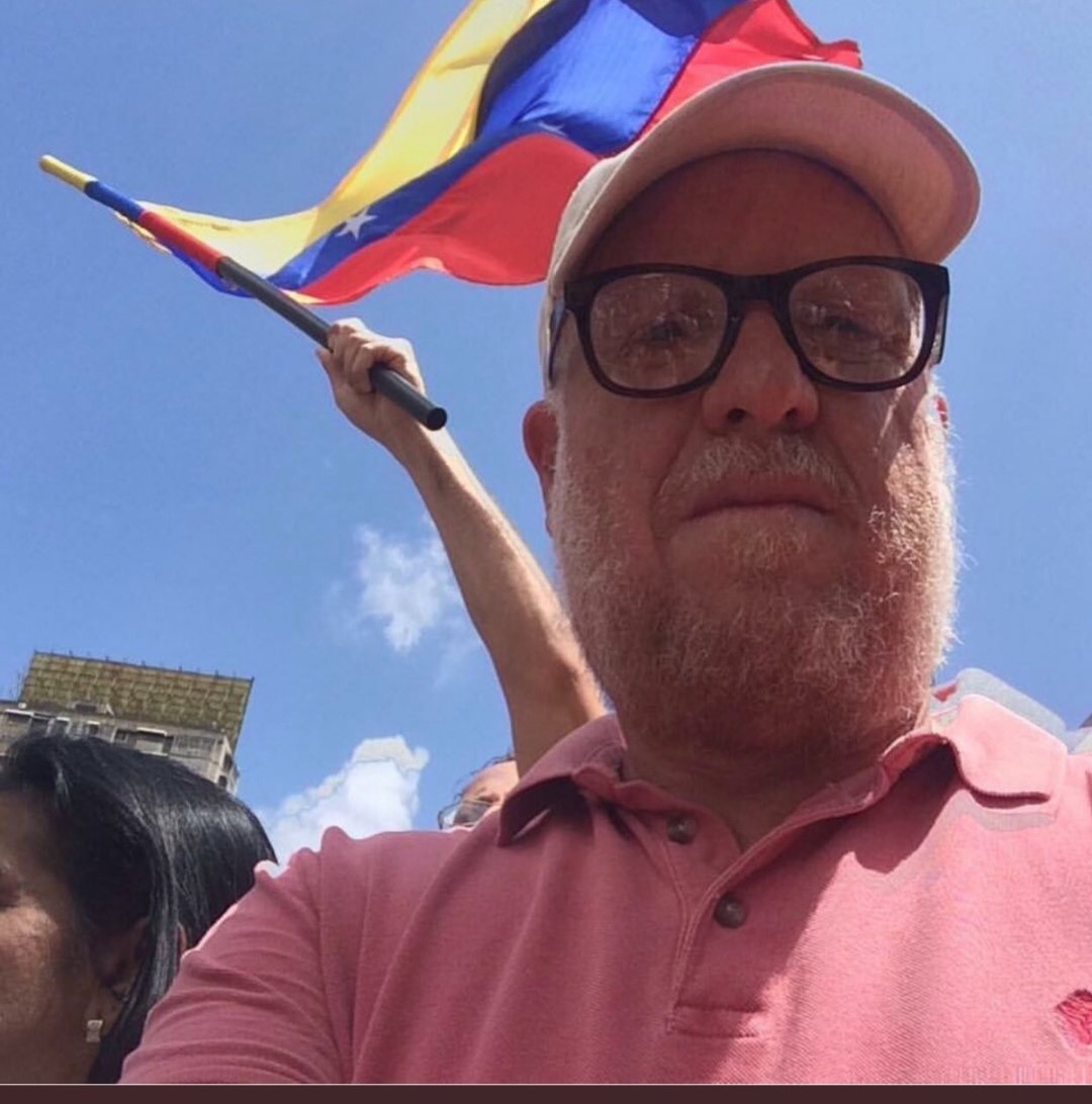 Adiós padrino.
Tu ejemplo queda
de hombre bueno y noble,
firme como el roble
en la áspera arboleda