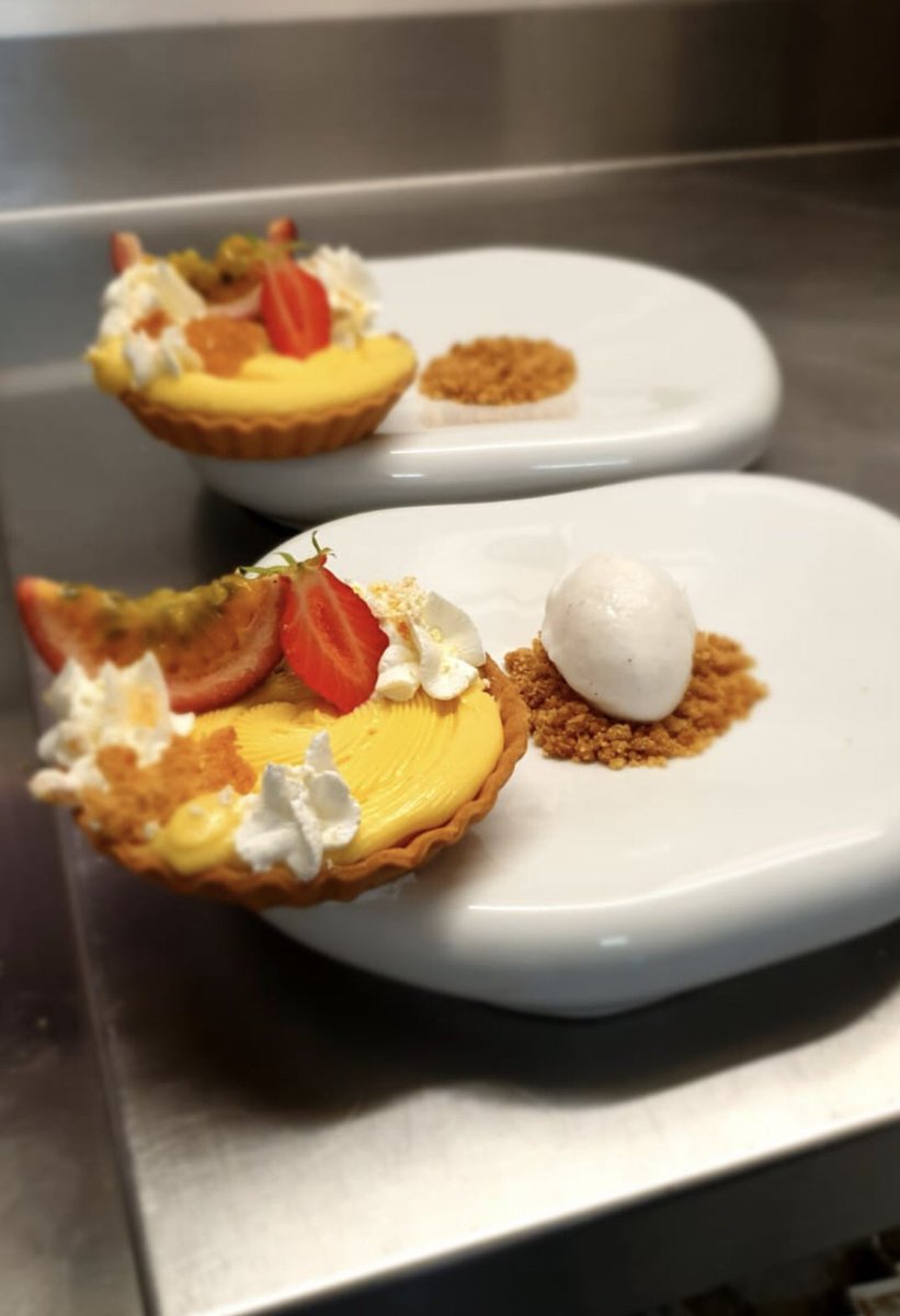 LERICHEDESAVEUR's tweet photo. Voici à quoi ressemblent nos desserts, en cette semaine de reprise 🔥 Ma pâtissière Chloé réalise de pures merveilles avec la touche créole qui nous caractérise ! #Lerichedesaveurs https://t.co/glWsMHlJ3d