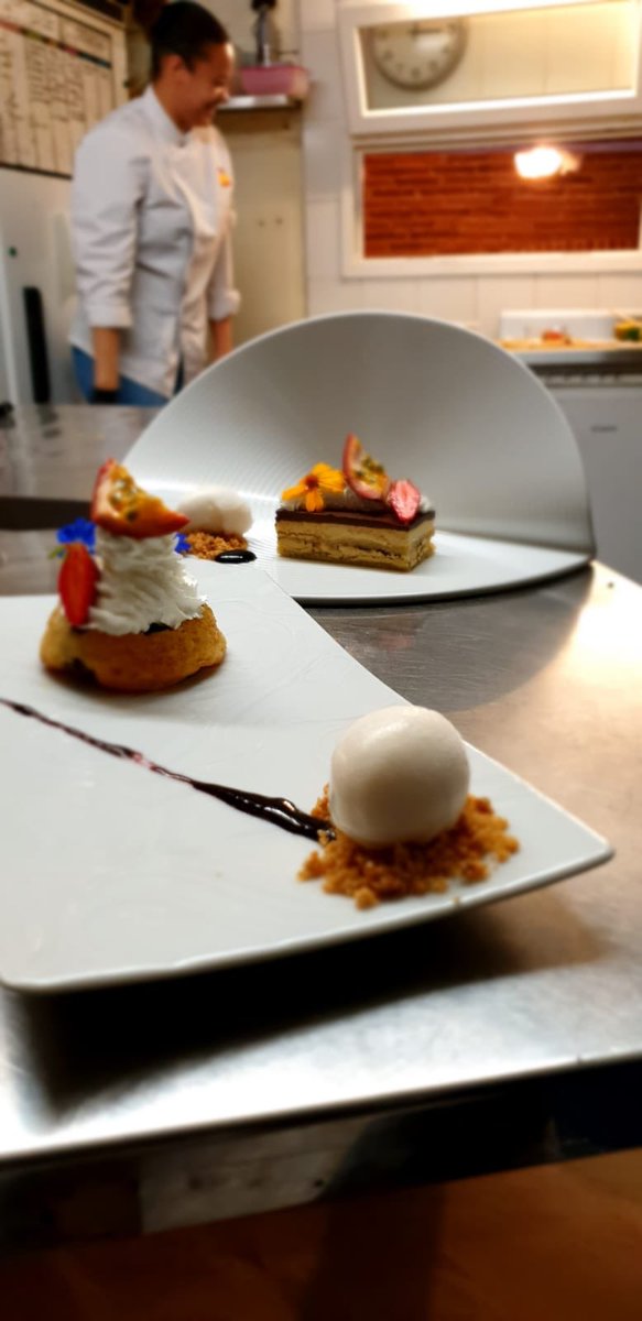 Voici à quoi ressemblent nos desserts, en cette semaine de reprise 🔥 Ma pâtissière Chloé réalise de pures merveilles avec la touche créole qui nous caractérise ! #Lerichedesaveurs